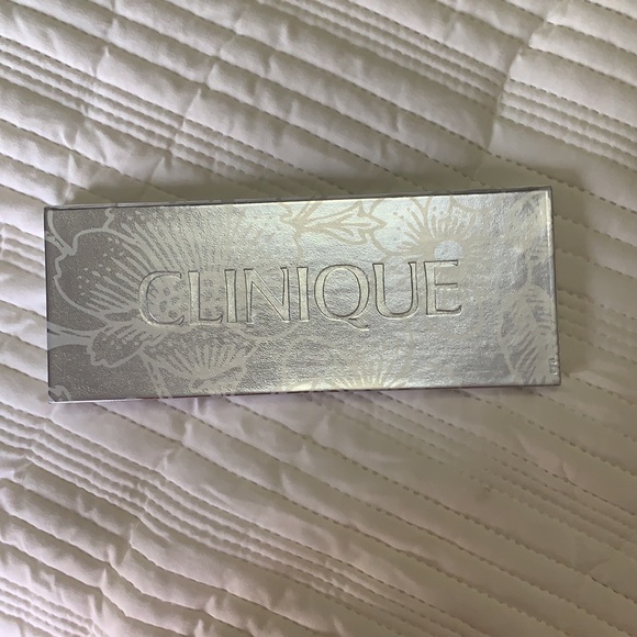 Clinique Seasons Worth of Pretty holiday 2011 kit - Picture 6 of 10